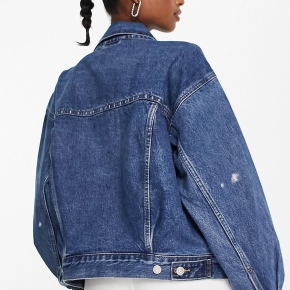 NWT Levi’s 90’s Denim Distressed Trucker Jacket in Mad Love Dark Wash - Picture 5 of 10